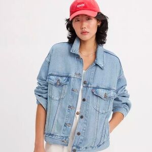 Levi’s jean jacket. Size mens small.